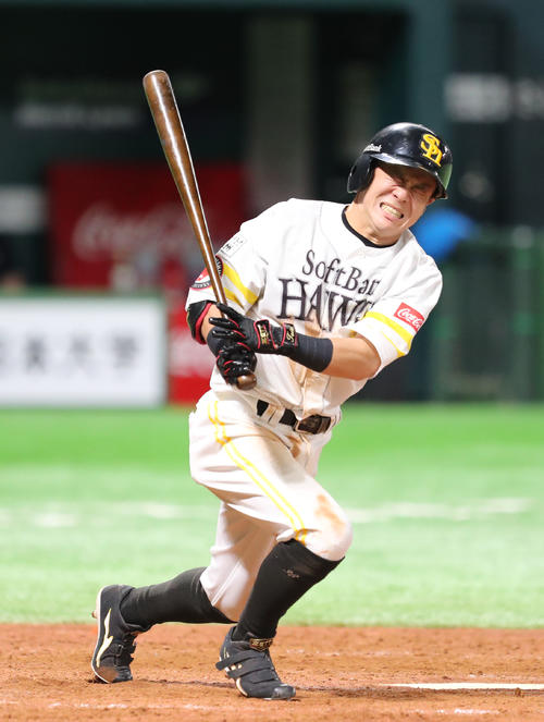 ソフトバンク対日本ハム　5回裏ソフトバンク無死、牧原は右足に自打球を当て痛そうな表情（撮影・梅根麻紀）