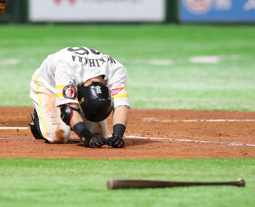 ソフトバンク対日本ハム　5回裏ソフトバンク無死、牧原は右足に自打球を当て痛そうな表情（撮影・梅根麻紀）