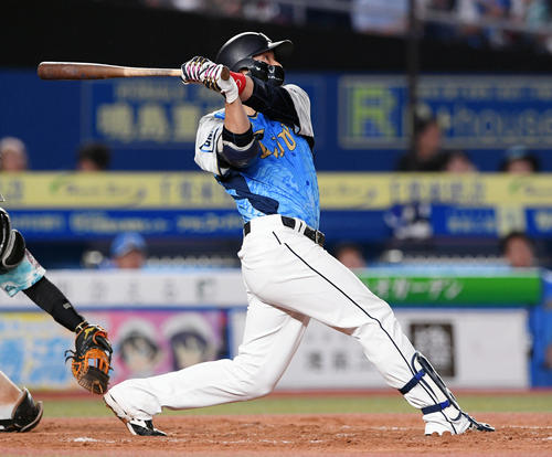 ロッテ対西武　8回表2死一塁、栗山はプロ通算100号となる勝ち越しの右越え2点本塁打を放つ（撮影・滝沢徹郎）