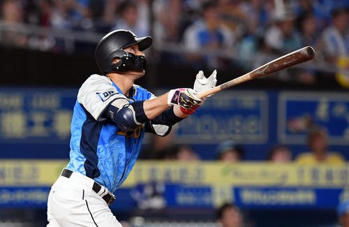 ロッテ対西武　8回表2死一塁、栗山はプロ通算100号となる勝ち越しの右越え2点本塁打を放つ（撮影・滝沢徹郎）