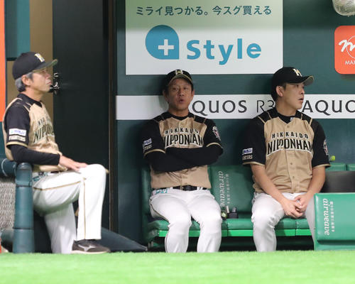 ベンチから試合を見守る栗山監督（撮影・梅根麻紀）