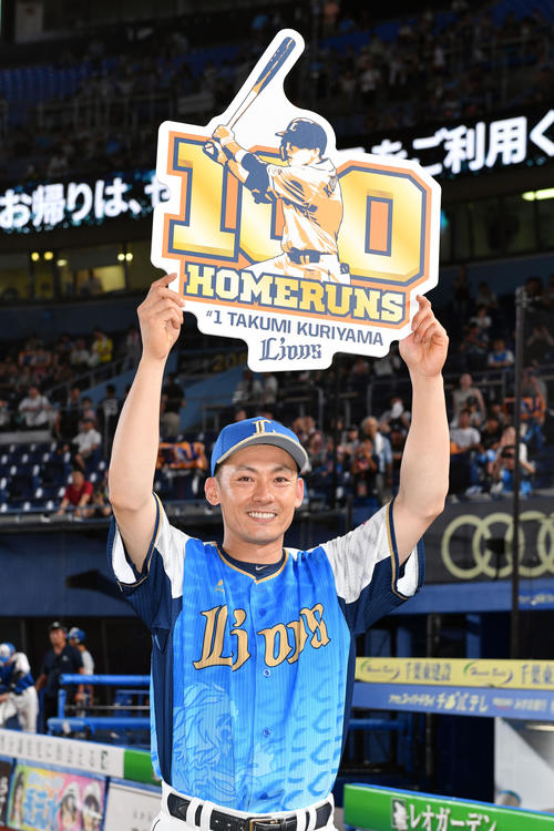 ロッテ対西武　試合後、プロ通算100号本塁打を放った西武栗山は記念のパネルを笑顔で掲げる（撮影・滝沢徹郎）