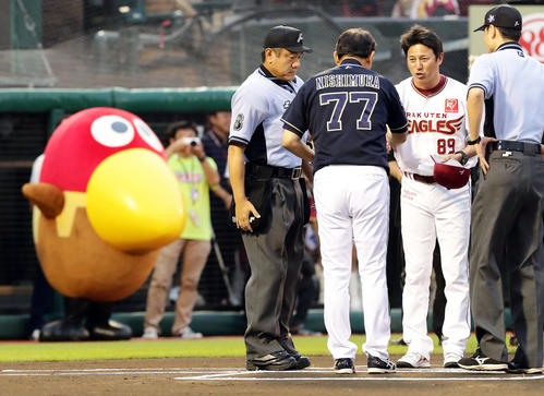 楽天対オリックス　キョロちゃんが見つめる中、最終のメンバー確認をする楽天・平石監督（右）とオリックス西村監督（撮影・浅見桂子）