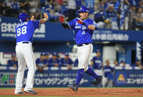 DeNA対中日　2回裏DeNA2死一、二塁、筒香嘉智は左越えの3点本塁打を放ち、笑顔で生還する（撮影・加藤諒）