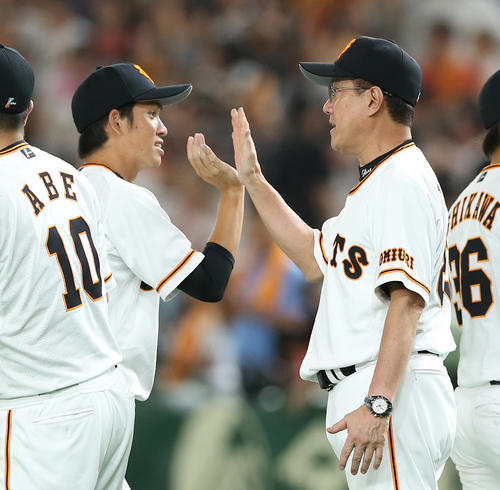 巨人対ヤクルト　ヤクルトに勝利し、勝利投手の高橋（左）を迎える原監督（撮影・河野匠）