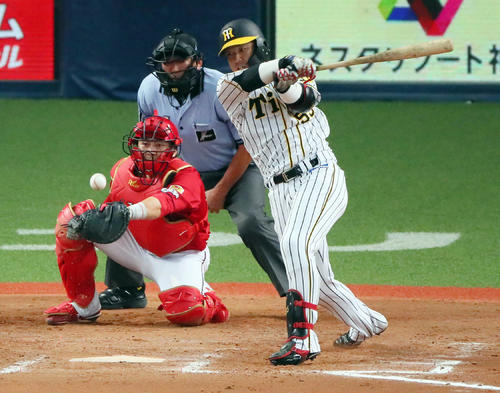 8回裏阪神1死三塁、陽川は遊野選を誘い勝ち越しに成功する（撮影・宮崎幸一）
