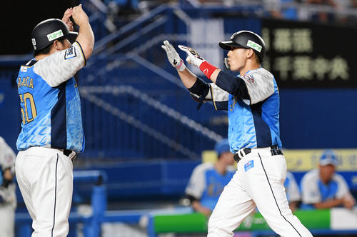 8回表2死一塁、プロ通算100号となる勝ち越しの右越え2点本塁打を放った栗山（右）は生還し中村とハイタッチする（撮影・滝沢徹郎）