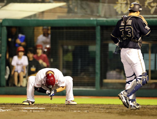 楽天対オリックス　4回裏楽天2死満塁、渡辺佳は打席に入る前、シコをふむようなポーズで集中する（撮影・浅見桂子）