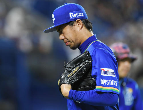 DeNA対中日　6回、中日に逆転を許し、ベンチに引き揚げるDeNA3番手藤岡（撮影・加藤諒）