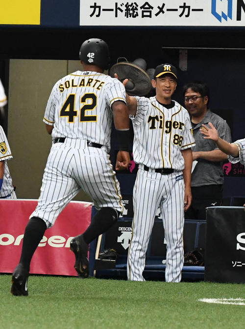 阪神対広島　8回裏阪神無死一、二塁、大山の中越え適時二塁打でソラーテ（左）が生還、迎える矢野監督（撮影・奥田泰也）