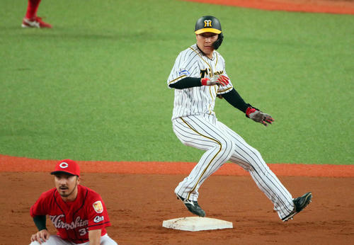 阪神対広島　8回裏阪神無死一、二塁、大山は中越え2点適時二塁打を放つ（撮影・宮崎幸一）