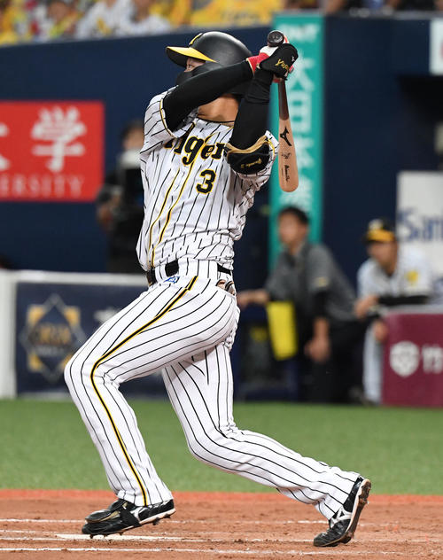 阪神対広島　8回裏阪神無死一、二塁、大山は中越え2点適時二塁打を放つ（撮影・奥田泰也）