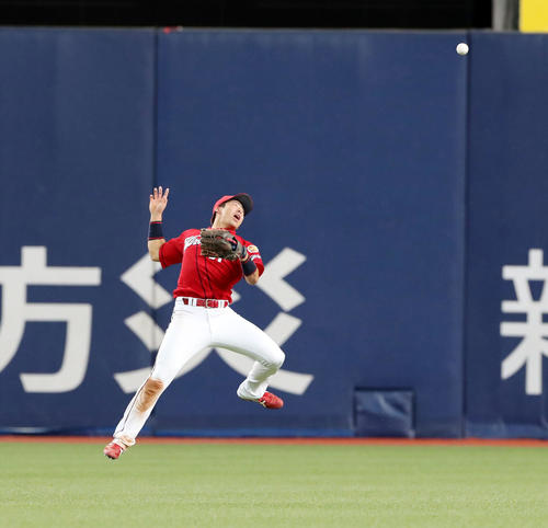 8回裏阪神1死三塁、野間は糸原の打球を後方へエラーする（撮影・加藤哉）
