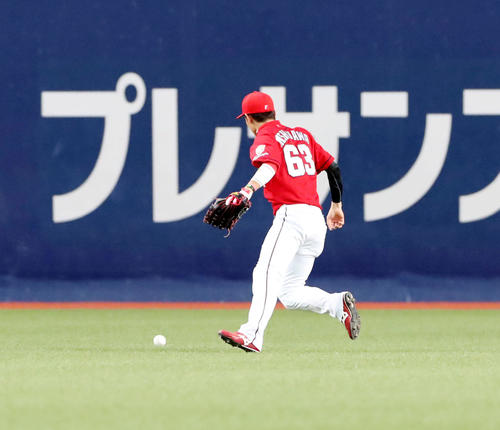 8回裏阪神1死三塁、西川は糸原の打球をそらした野間のカバーに入るもボールが手に付かず後逸する（撮影・加藤哉）