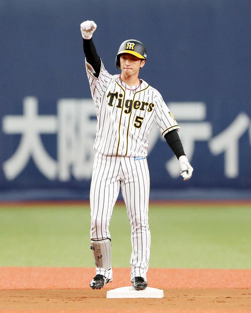 阪神対広島　1回裏阪神無死、近本は左越え二塁打を放つ（撮影・加藤哉）