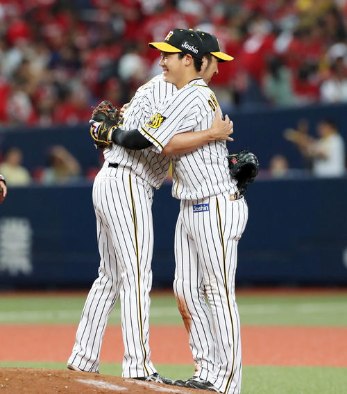 阪神対広島　広島に勝利し藤川（左）と抱き合う大山（撮影・加藤哉）