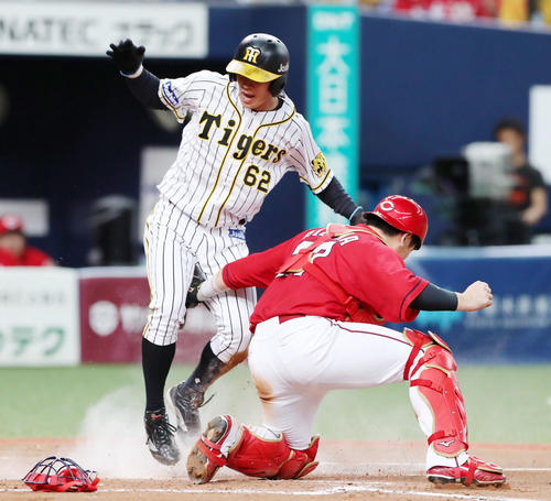 阪神対広島　8回裏阪神1死三塁、三走の代走植田が代打陽川の遊野選で生還し勝ち越す、捕手は会沢（撮影・加藤哉）