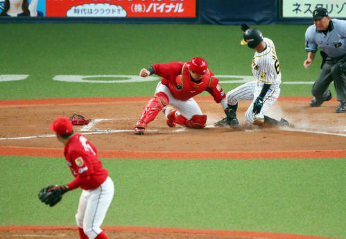 阪神対広島　8回裏阪神1死三塁、陽川の遊野選で生還する植田。手前は田中広（撮影・宮崎幸一）