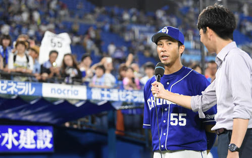 DeNA対中日　勝ち越しの満塁本塁打を放ってDeNAに勝利し、ヒーローインタビューに答える中日の福田（撮影・加藤諒）