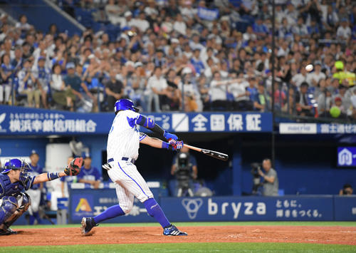 DeNA対中日　5回裏DeNA無死満塁、筒香は左越えに勝ち越し満塁本塁打を放つ（撮影・加藤諒）
