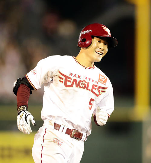 楽天対オリックス　6回裏楽天2死満塁、茂木は右翼に満塁本塁打を放ち、笑顔で三塁を回る（撮影・浅見桂子）