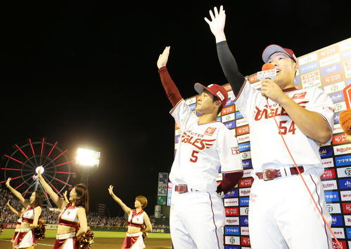 楽天対オリックス　満塁本塁打の茂木（左）とプロ初本塁打の和田は笑顔でスタンドのファンと「BURN！」（撮影・浅見桂子）