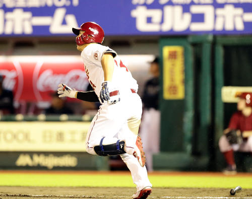 楽天対オリックス　8回裏楽天無死、和田は右翼にプロ初本塁打を放つ（撮影・浅見桂子）