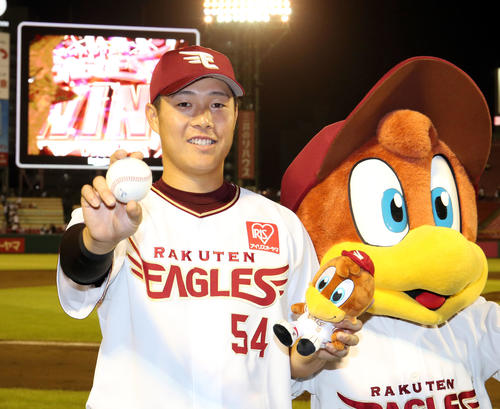 楽天対オリックス　プロ初本塁打の和田はボールを手にクラッチと笑顔（撮影・浅見桂子）