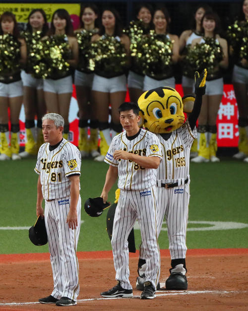 阪神対広島　逆転勝利であいさつする矢野監督（中央）ら（撮影・宮崎幸一）