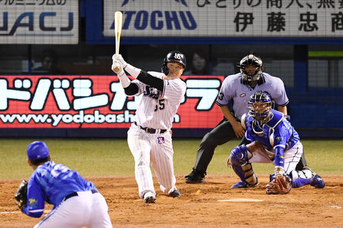 ヤクルト対DeNA　9回裏ヤクルト無死一塁、サヨナラとなる中越え2点本塁打を放つ村上（撮影・横山健太）