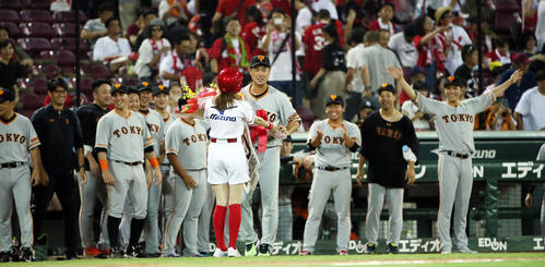 100勝を飾り花束を受け取る大竹（撮影・栗木一考）