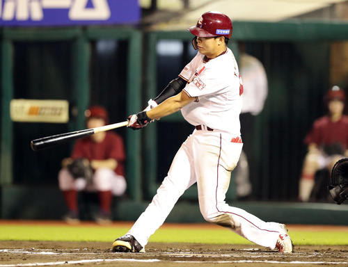 楽天対オリックス　10回裏楽天1死一塁、渡辺佳は右越えにサヨナラ適時二塁打を放つ（撮影・浅見桂子）