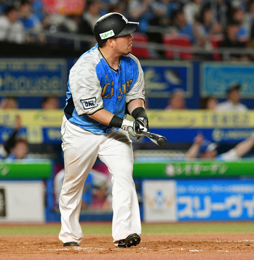 ロッテ対西武　9回表西武1死三塁、山川は中越え2点本塁打を放つ（撮影・滝沢徹郎）