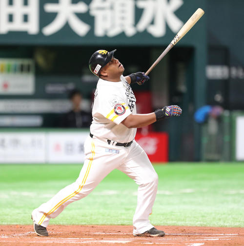 ソフトバンク対日本ハム　1回裏ソフトバンク1死一塁、アルフレド・デスパイネは右越えに2点本塁打を放つ（撮影・梅根麻紀）