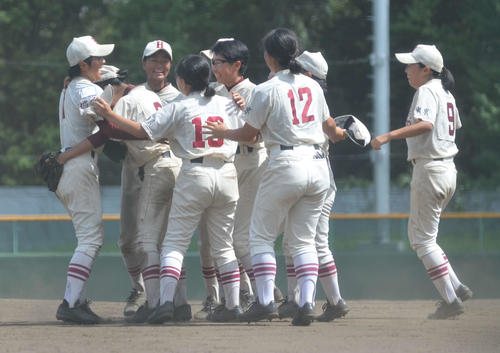 初優勝が決まり、マウンドで喜び合う城南鵬翔クラブの選手たち。左端がエースの山田優希（撮影・吉池彰）