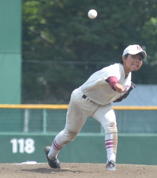 5回に力投を見せる城南鵬翔クラブのエース山田優希（撮影・吉池彰）