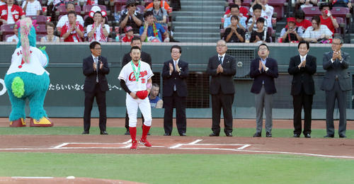 広島対巨人　試合前、通算1000試合出場の連盟表彰を受けた広島菊池涼（撮影・垰建太）