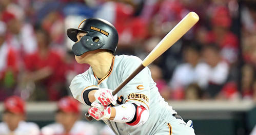 広島対巨人　6回表巨人1死一、三塁、中犠飛を放つ坂本勇（撮影・たえ見朱実）