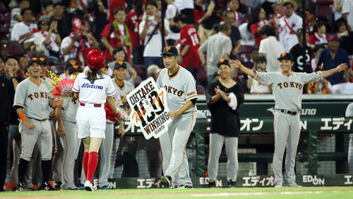100勝を飾りボードを受け取る大竹（撮影・栗木一考）