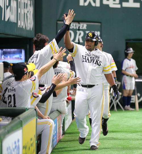 ソフトバンク対日本ハム　8回裏ソフトバンク1死一、二塁、アルフレド・デスパイネは左越えに3点本塁打を放ちベンチのナインとハイタッチをかわす（撮影・梅根麻紀）