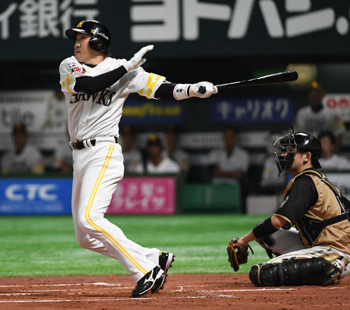 ソフトバンク対日本ハム　1回裏ソフトバンク1死二塁、内川は左前に先制の適時打を放つ（撮影・今浪浩三）