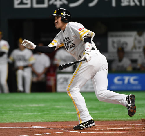 ソフトバンク対日本ハム　1回裏ソフトバンク1死二塁、内川聖一は左前に先制の適時打を放つ（撮影・今浪浩三）