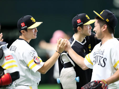 勝利投手となった和田毅は森唯斗からウイニングボールを渡される（撮影・梅根麻紀）