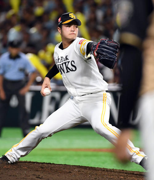 ソフトバンク対日本ハム　7回表日本ハム1死二、三塁、4番手の甲斐野央は2者を三振に仕留める（撮影・今浪浩三）