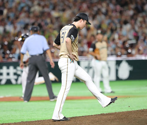 ソフトバンク対日本ハム　8回裏ソフトバンク1死一、二塁、デスパイネに左越え3点本塁打を浴びた石川（撮影・梅根麻紀）