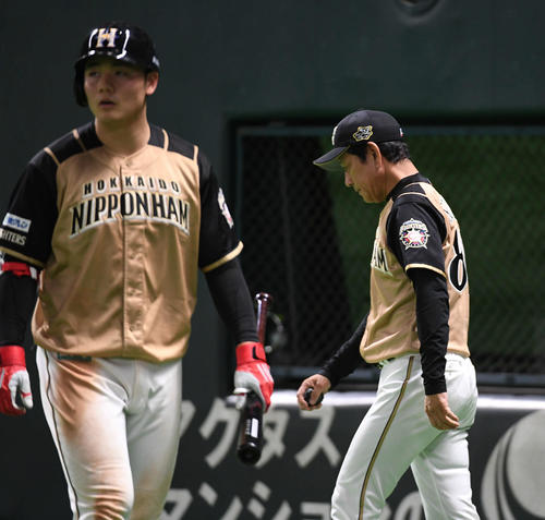 ソフトバンク対日本ハム　選手交代を告げる栗山監督（右）。手前は清宮（撮影・今浪浩三）