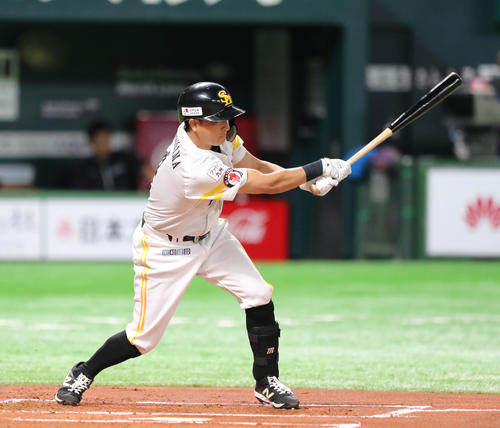 ソフトバンク対日本ハム　1回裏ソフトバンク無死、川島は左前安打を放つ（撮影・梅根麻紀）