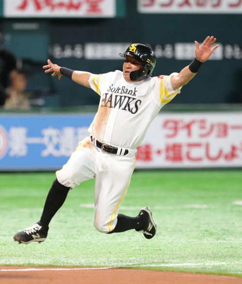 ソフトバンク対日本ハム　1回裏ソフトバンク1死二塁、内川の左前先制適時打で元気よく生還する川島（撮影・梅根麻紀）