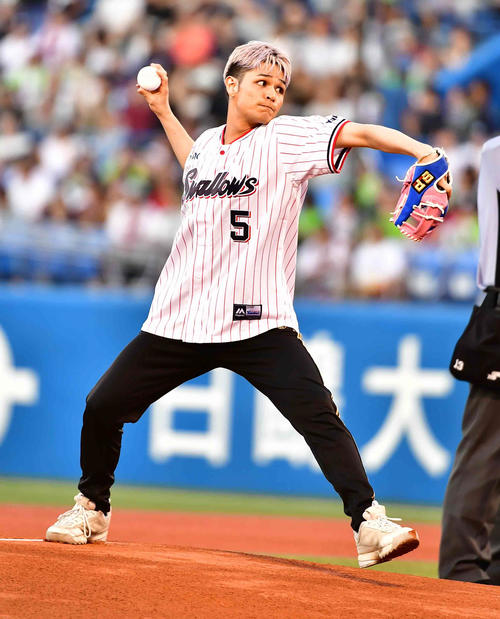 ヤクルト対DeNA戦で始球式を行ったEXILE「ザ・ランページ」の与那嶺瑠唯（撮影・小沢裕）