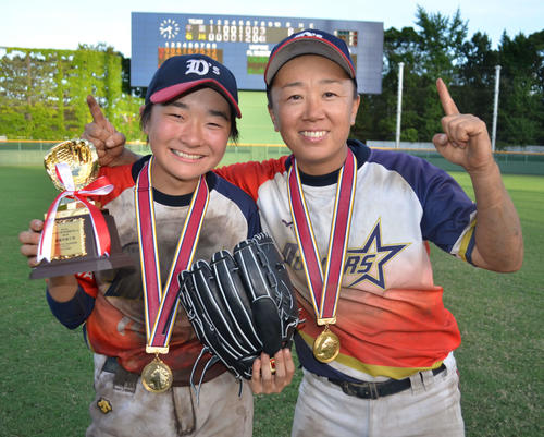 2年ぶり3度目の優勝を飾ったダラーズでMVPに輝いた桑沢明里（左）と坂下翠（撮影・吉池彰）